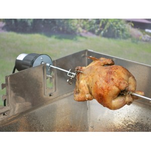 Grillspieß mit Hähnchen und Motor für gleichmäßiges Garen, Grillutensil.