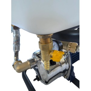 Detailaufnahme der FM-SOLAR Befüllstation mit Tank, Pumpe und Anschlüssen für Solar- und Heizsysteme.