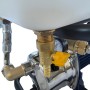 Detailaufnahme der FM-SOLAR Befüllstation mit Tank, Pumpe und Anschlüssen für Solar- und Heizsysteme.