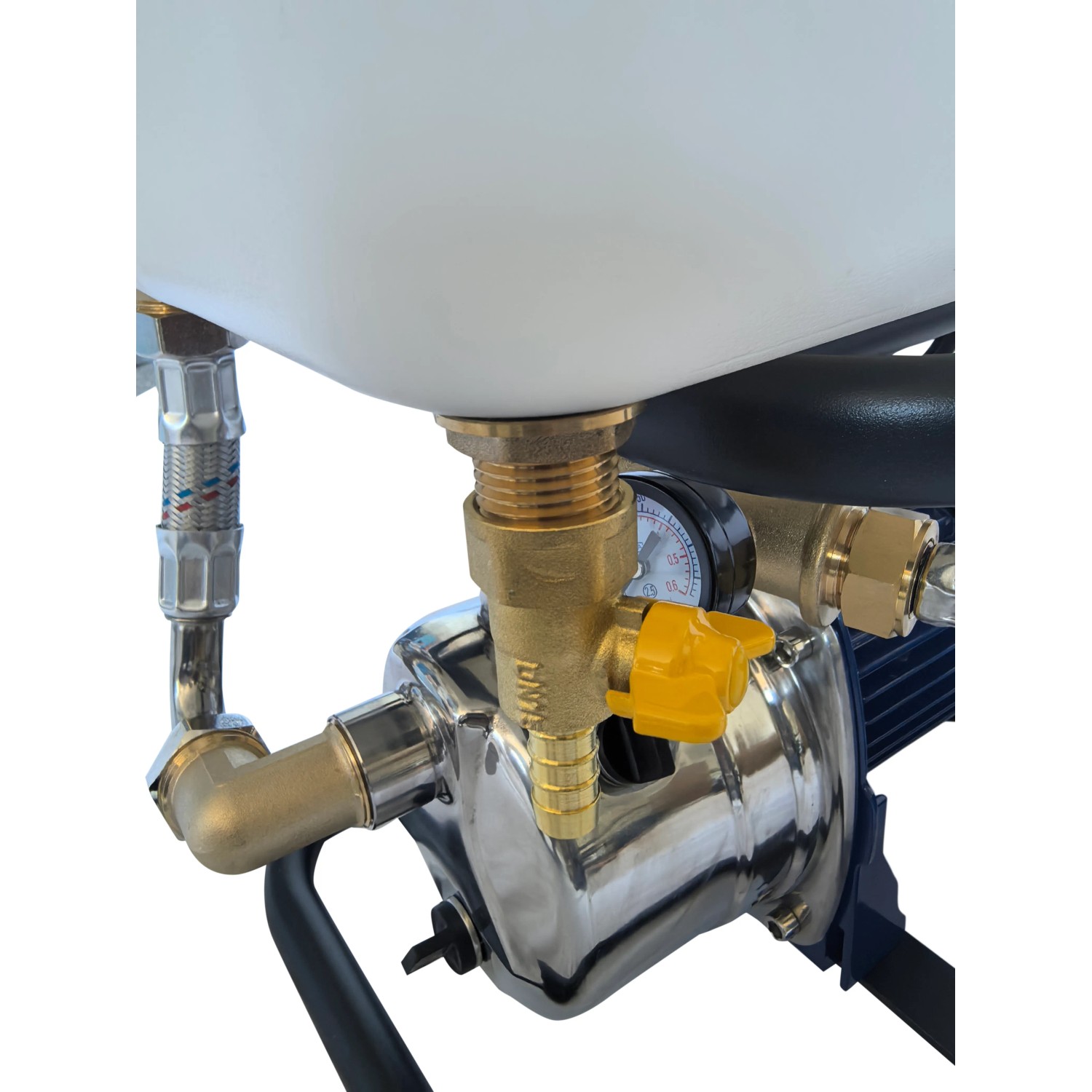 Detailaufnahme der FM-SOLAR Befüllstation mit Tank, Pumpe und Anschlüssen für Solar- und Heizsysteme.