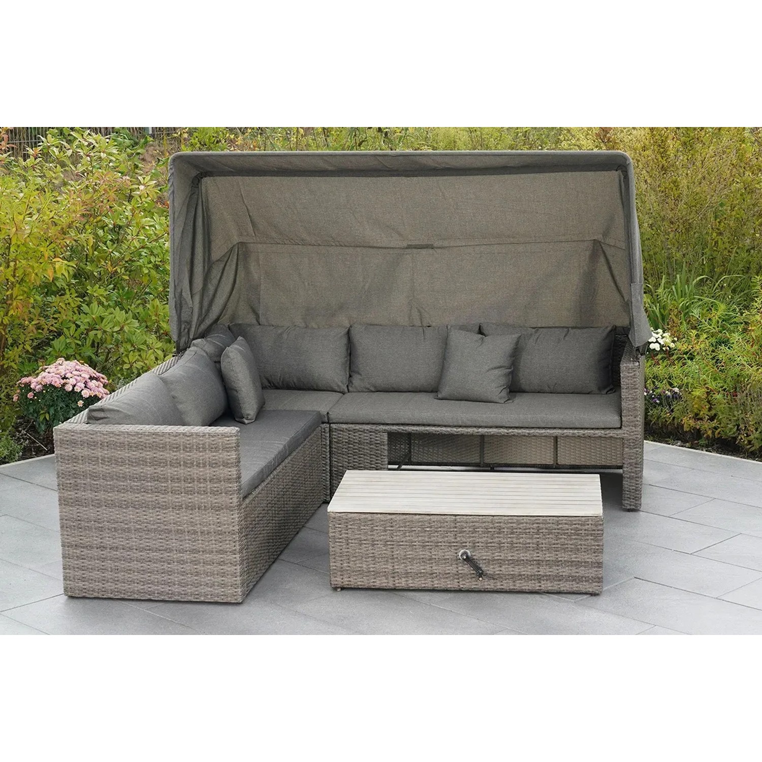 Gartenmöbel Lounge-Gruppe San Marco mit Dach, Tisch und grauen Kissen auf Terrasse.