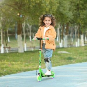 Kind fährt auf grünem AIYAPLAY Kinder Scooter mit Leuchträdern im Park.