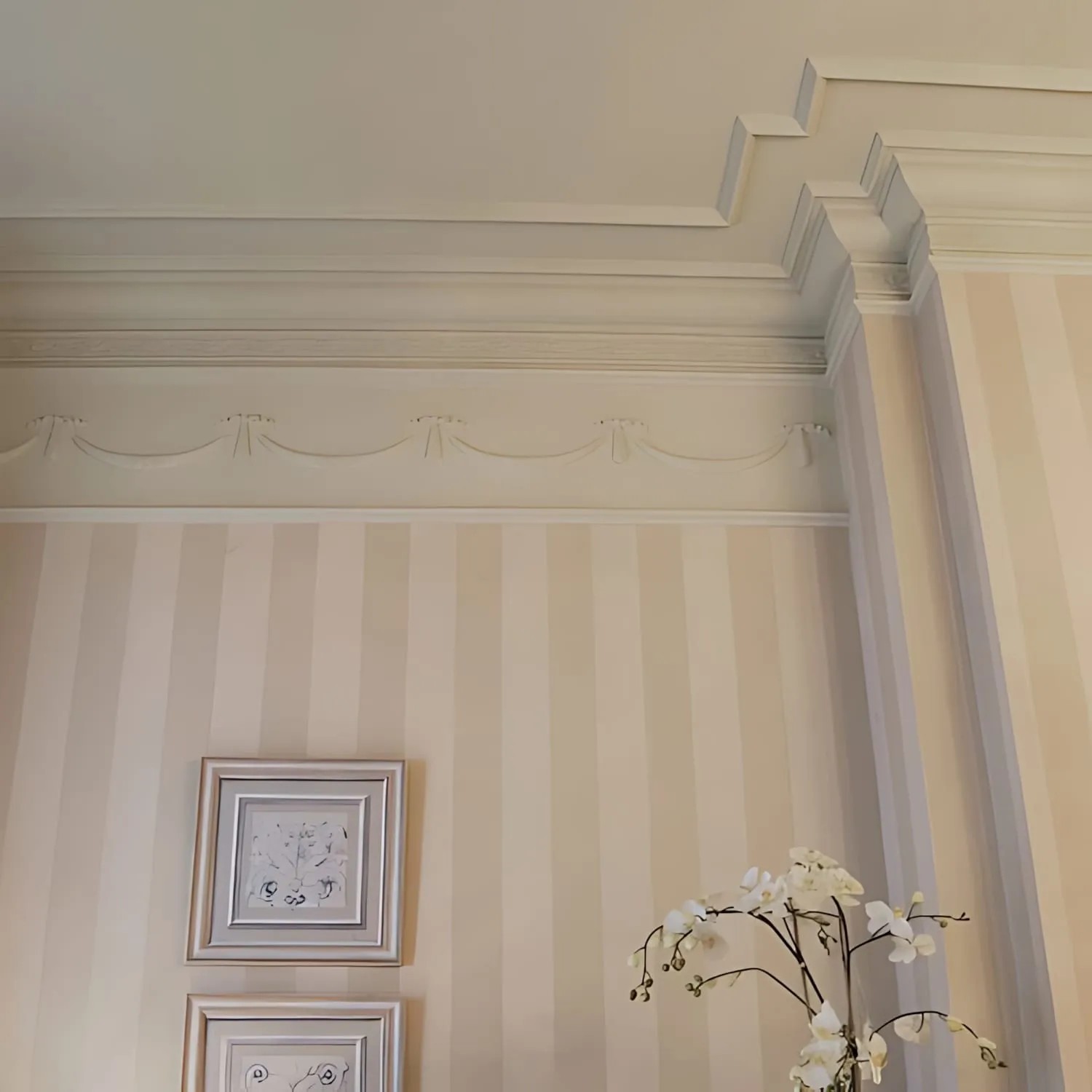 Detailaufnahme: Weiße ORAC Decor Zierleisten P4020 LUXXUS an Wand und Decke.
