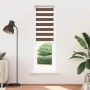 Braunes Doppelrollo 60x200 cm mit transparenten und blickdichten Streifen am Fenster. Modernes Zebra-Rollo für Sichtschutz.