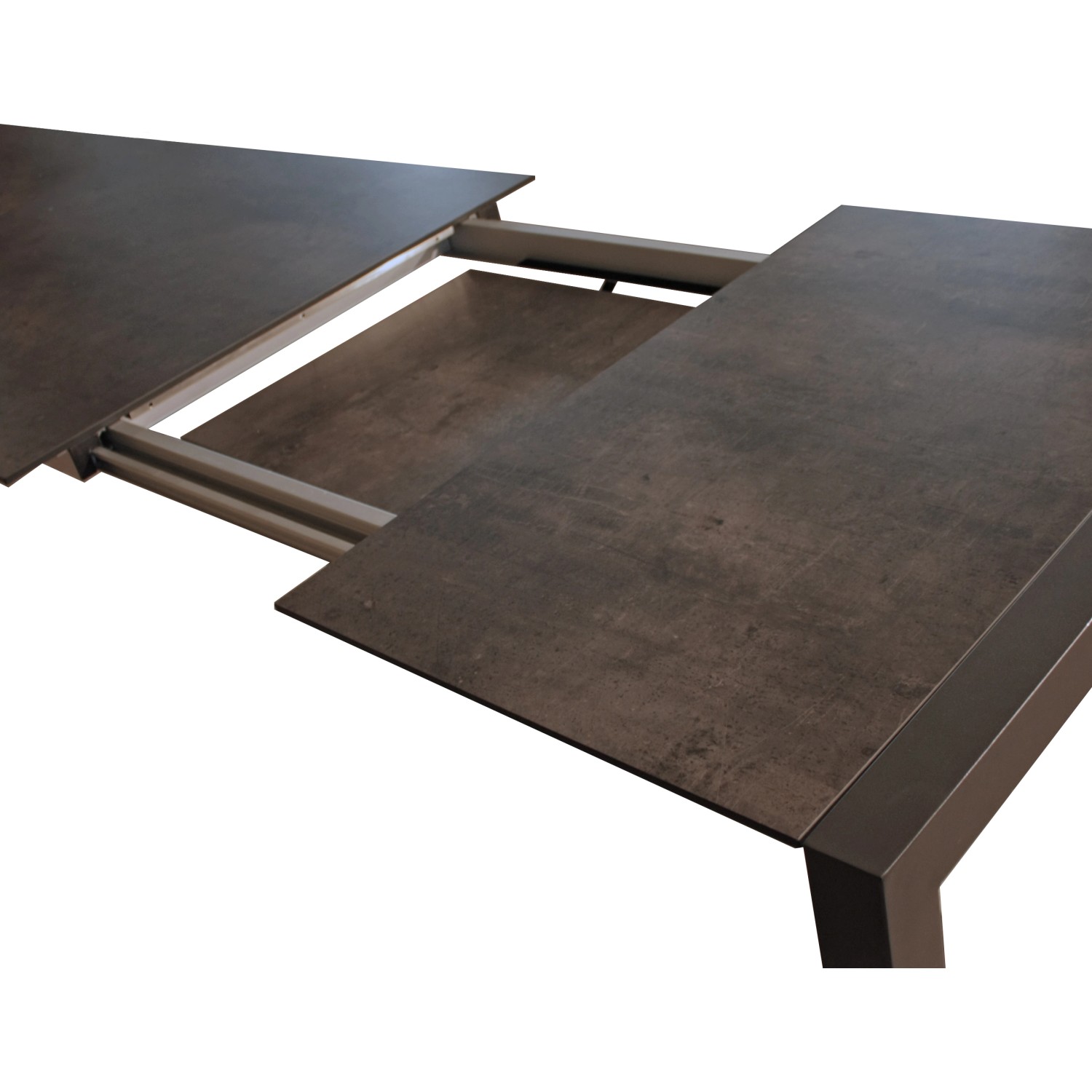 Detailansicht des ausziehbaren Gartentischs Sophia in Anthrazit, Teil des 9-teiligen Gartenmöbel-Sets.