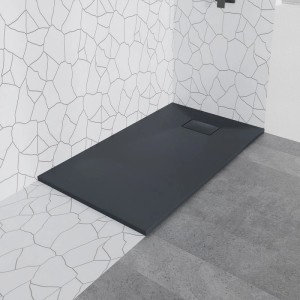 Schwarze, flache KOLMAN Duschwanne mit Steinstruktur und integriertem Ablauf. Ideal für moderne Brausesets.