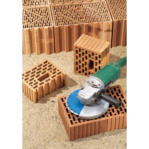 LUX Diamant-Trennscheibe 230 mm mit Winkelschleifer auf Ziegelsteinen.