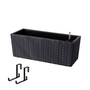 Schwarzer Balkonkasten in Rattan-Optik mit Selbstbewässerung, Füllstandsanzeige und zwei Metall-Halterungen.