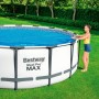 Blaues Bestway Solar Poolabdeckung Ø 417 cm auf Pool, Frau steht daneben.
