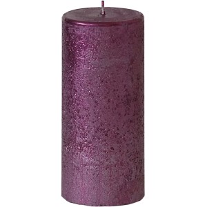Glänzende, beerefarbene Stumpenkerze (Ø 68x150mm) für eine stimmungsvolle Atmosphäre.