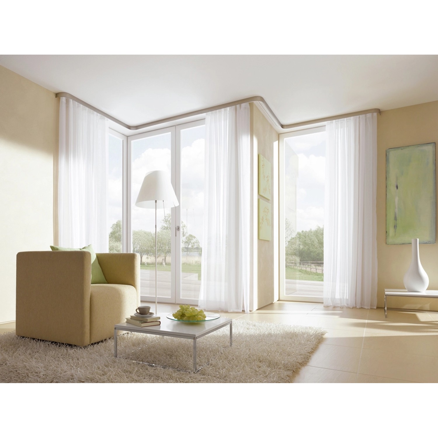 Wohnraum mit weißer, 2-läufiger Gardinia Vorhangschiene GE2 (180 cm) mit weißen Vorhängen.