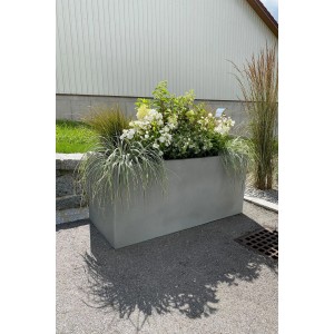 Grauer Vivanno Pflanzkübel Maxi in Betonoptik, bepflanzt mit Blumen und Gräsern.