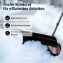 Schwarzer Wiltec Schneeschieber mit Rädern schiebt Schnee. Robuste 2mm Stahlschaufel mit Anti-Rost-Beschichtung für effiziente Schneeräumung.