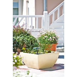 Heissner Teichpumpen-Set 600 l/h im beigen Becken mit Wasserspiel und Pflanzen, Gartendeko.