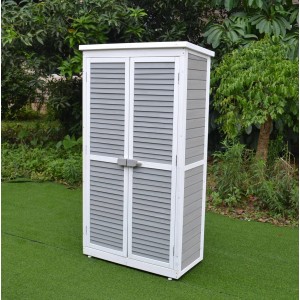 Leco Gartenschrank Momo, 160 cm, grau-weiß, mit Lamellentüren und Magnetschnapper im Garten.