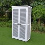 Leco Gartenschrank Momo, 160 cm, grau-weiß, mit Lamellentüren und Magnetschnapper im Garten.
