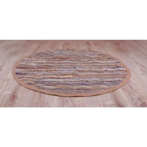 Runder, brauner Bestlivings Leder-Flickenteppich (Ø 150 cm) auf Holzboden.
