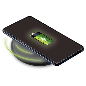 Smartphone lädt kabellos auf dem Qi Ladepad C-109. Steckdosenleiste mit Überhitzungsschutz.