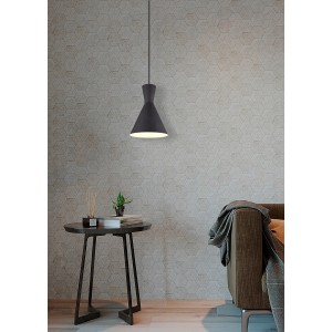 Schwarze, matte Reality Pendelleuchte Enzo über kleinem Tisch im Wohnzimmer.