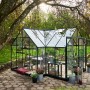 Halls Gewächshaus GardenRoom Set, grüne Pflanzenzucht mit Fundamentrahmen auf Terrasse.