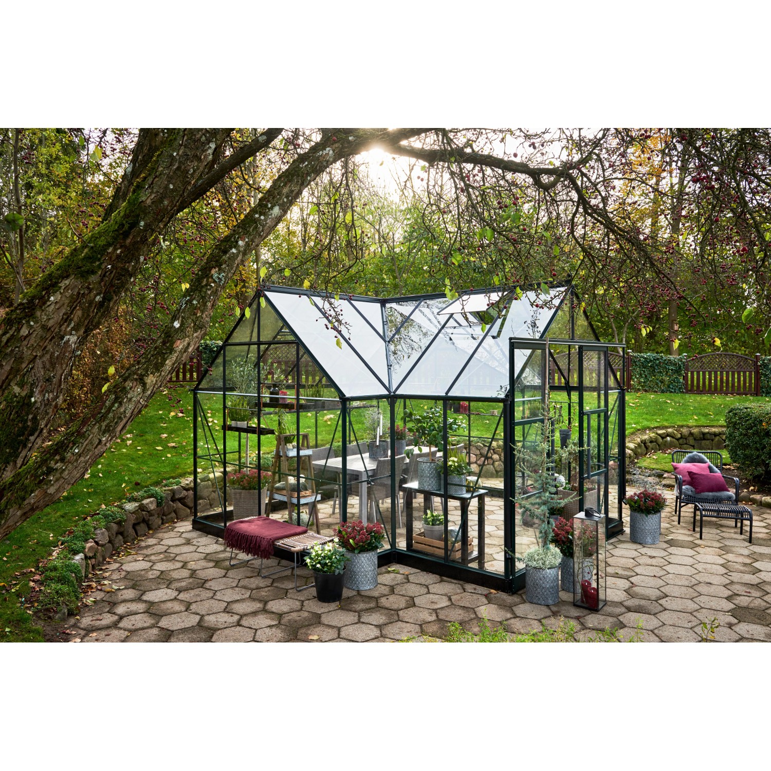 Halls Gewächshaus GardenRoom Set, grüne Pflanzenzucht mit Fundamentrahmen auf Terrasse.