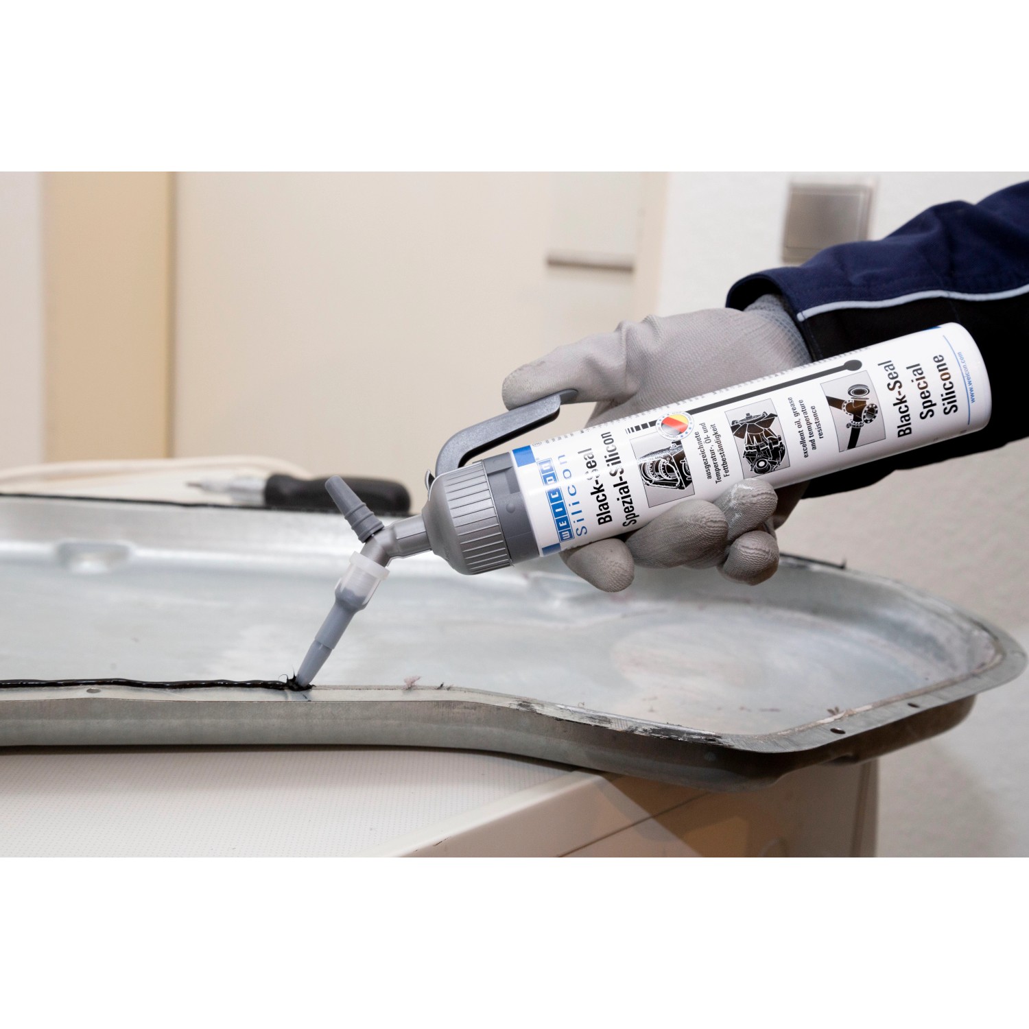 WEICON Black-Seal Dichtmittel in Anwendung: Öl- und fettbeständige Dichtung für Getriebe, Motoren und mehr.