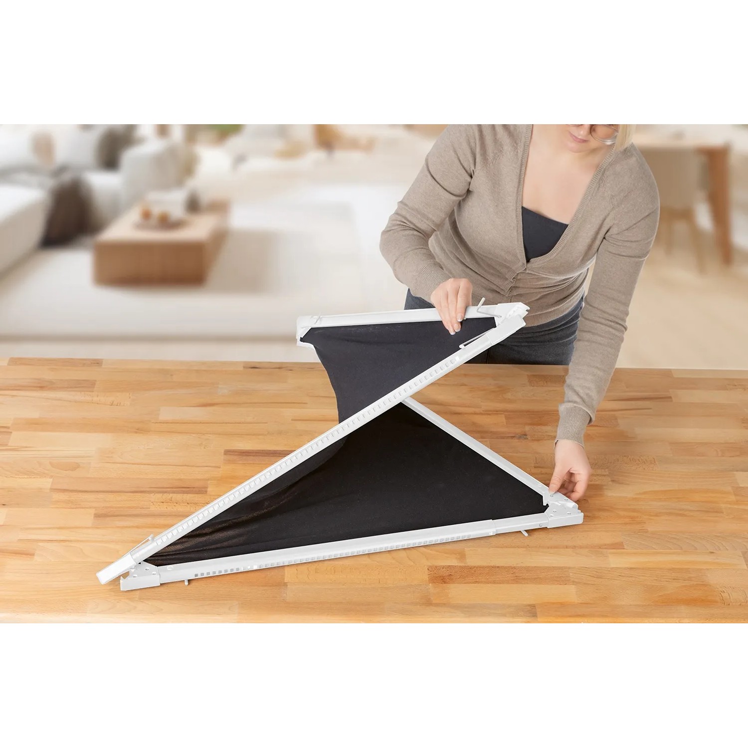 Easymaxx Moskitonetz Magic Fit, weiß, ausziehbarer Insektenschutzrahmen wird montiert.