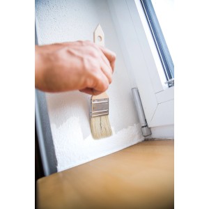 LUX Ausbesserungspinsel 35 mm beim Streichen einer Wand im Innenbereich.
