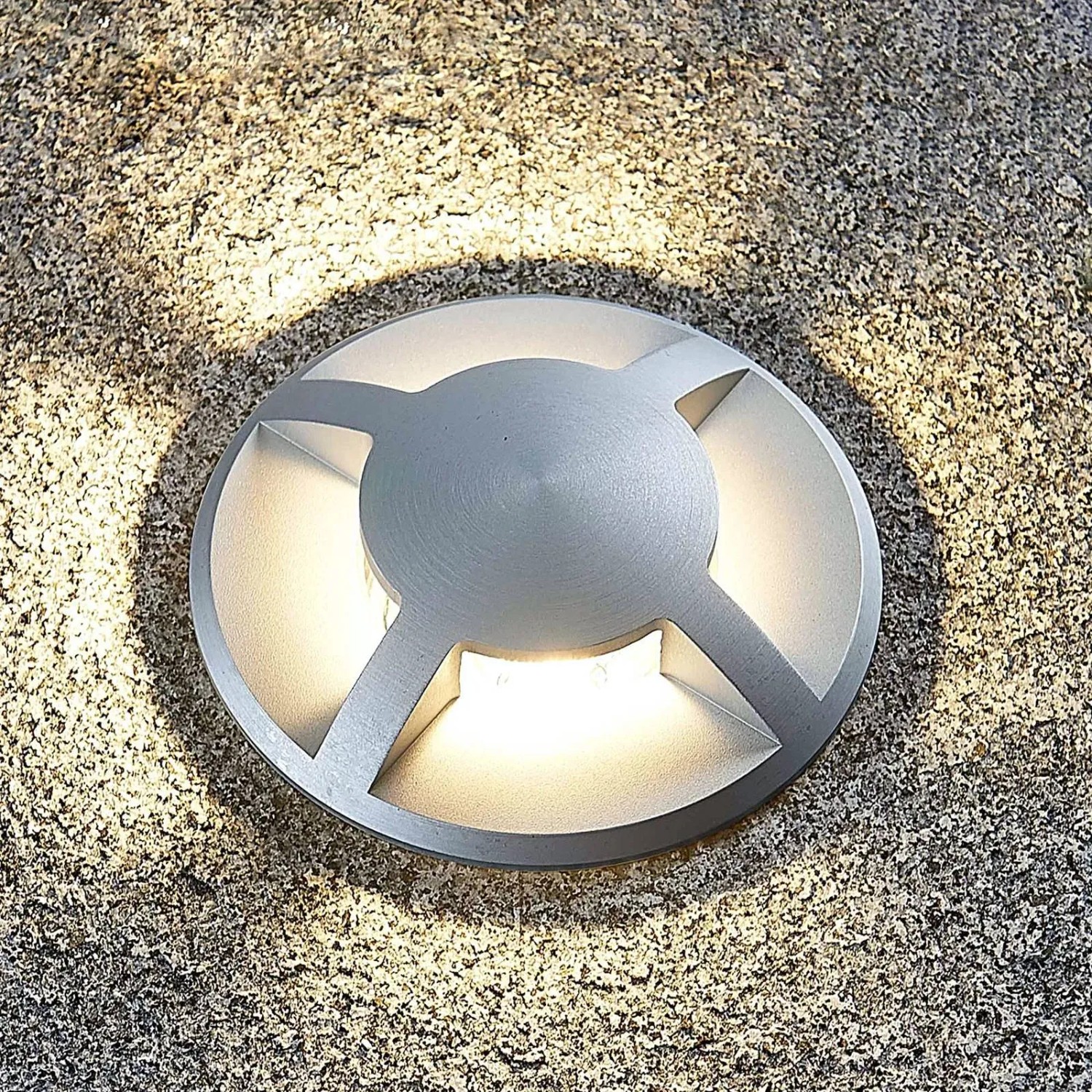 Lucande Milara Bodeneinbauleuchte aus Alu, wasserdicht und modern. Bodeneinbaustrahler für Garten und Terrasse.