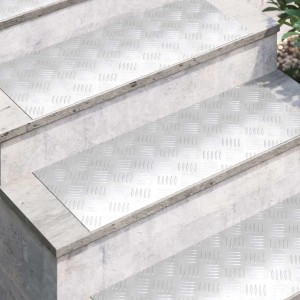 Silberne vidaXL Rautenscheiben als Stufenmatten auf einer Treppe.