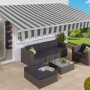 Gelenkarmmarkise Aventura, 4x2,5m, grau-weiß gestreift, montiert über einer Terrassengarnitur.