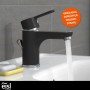 Eisl Waschtischarmatur Diziani in Schwarz-Chrom mit laufendem Wasser.