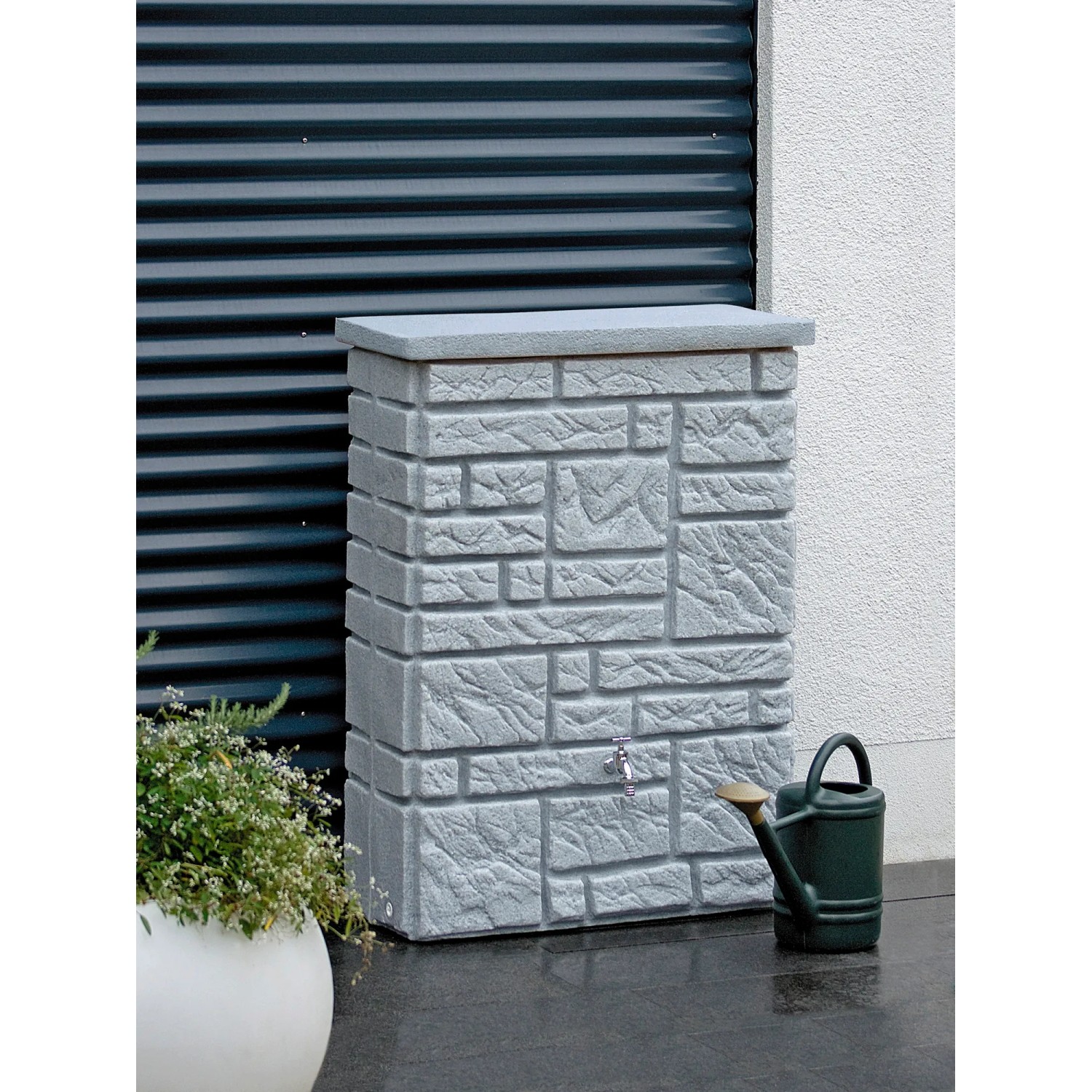 Arves Regentonne Maurano 300 l in Granit-Optik mit Wasserhahn und Gießkanne.