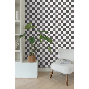 ESTAhome Karomuster Tapete in Schwarz-Weiß an Wand mit Deko-Elementen.
