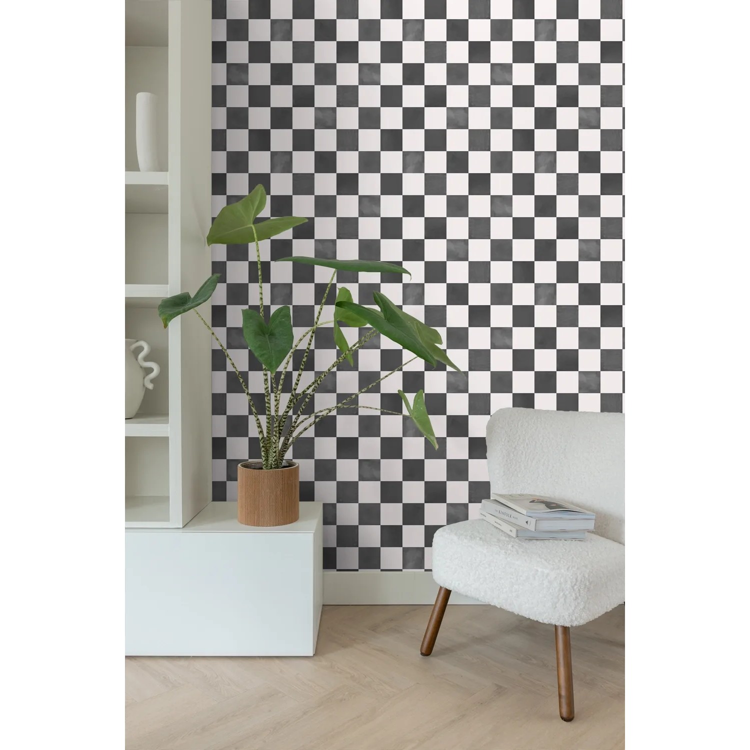 ESTAhome Karomuster Tapete in Schwarz-Weiß an Wand mit Deko-Elementen.