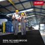 KARAT Gummiläufer, fein gerippt, als Kabelbrücke in Lagerhalle mit zwei Arbeitern.