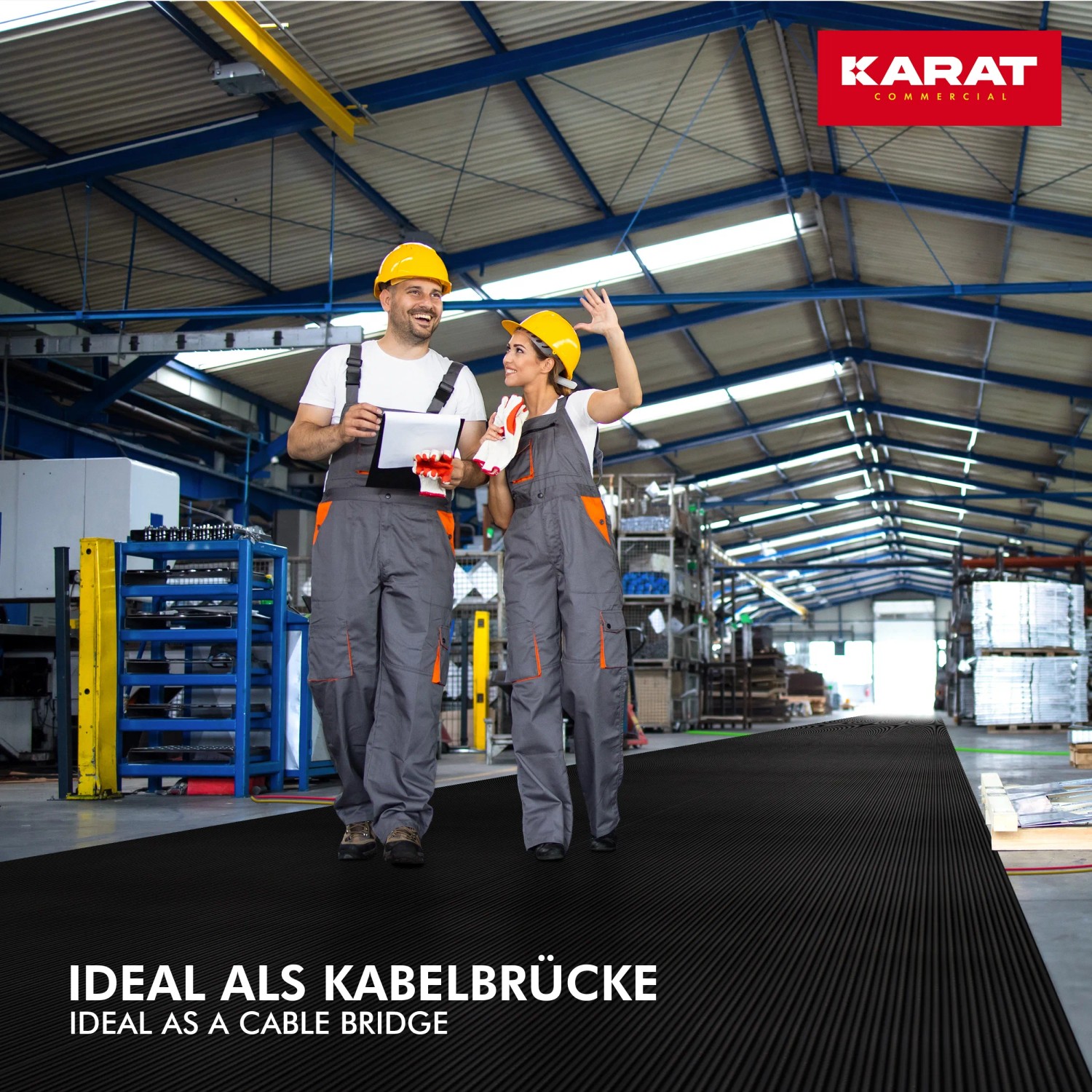 KARAT Gummiläufer, fein gerippt, als Kabelbrücke in Lagerhalle mit zwei Arbeitern.