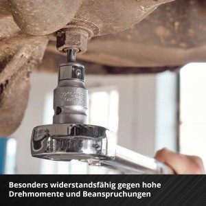 Einhell KFZ-Bit-Set im Einsatz: Schraube wird mit Ratsche und Bit bearbeitet.