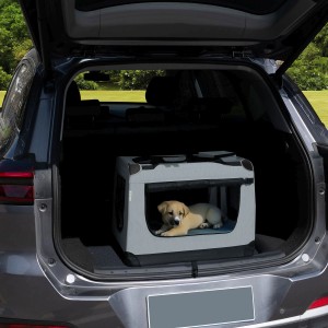 Graue Juskys Hundetransportbox Lassie L im Kofferraum mit liegendem Welpen.
