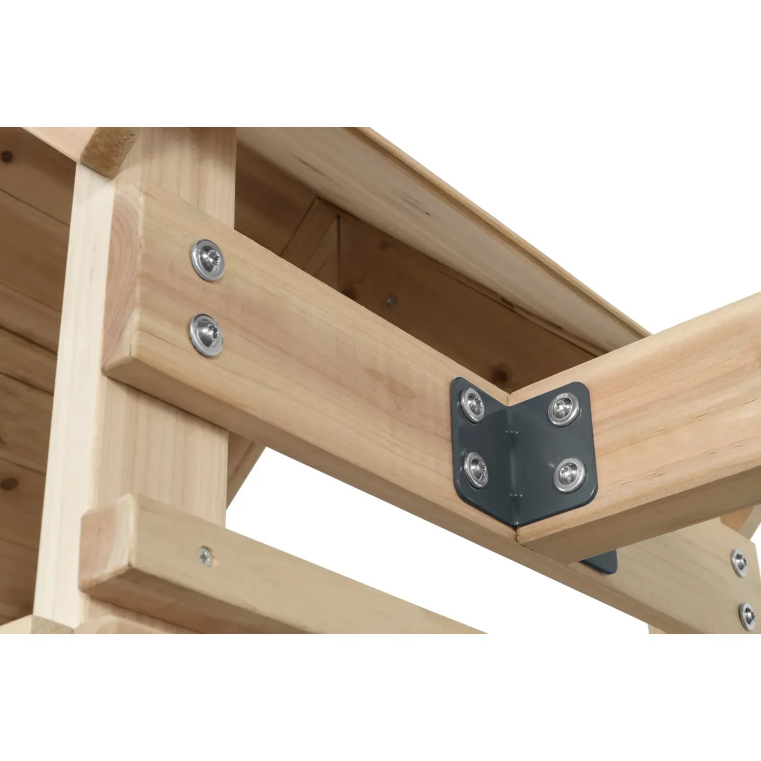 Detailaufnahme: Holzkonstruktion des Swing King Spielturms mit Metallwinkel und Schrauben.