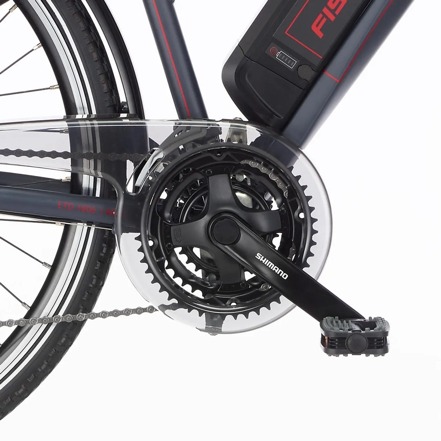 Detailaufnahme: Tretlager und Kette des Fischer E-Bike Trekking ETD 1806 mit Shimano Schaltung.