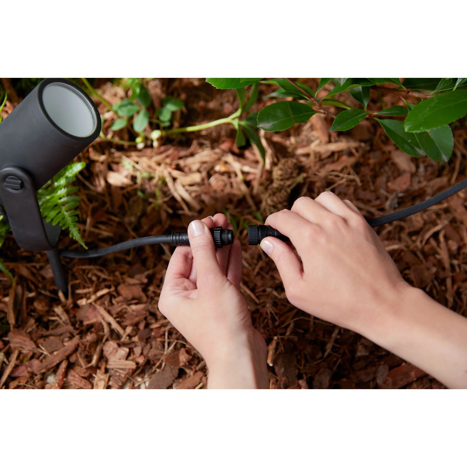 Philips Hue Verlängerungskabel (5m, Schwarz) wird verbunden, für Hue Outdoor Leuchten.