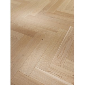 Helles Parador Parkett Trendtime 3 Living Eiche Pure matt im Fischgrätmuster verlegt.