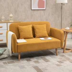 Modernes HOMCOM 2-Sitzer Sofa in Senfgelb mit zwei Wurfkissen und hellen Holzfüßen im Wohnzimmer.