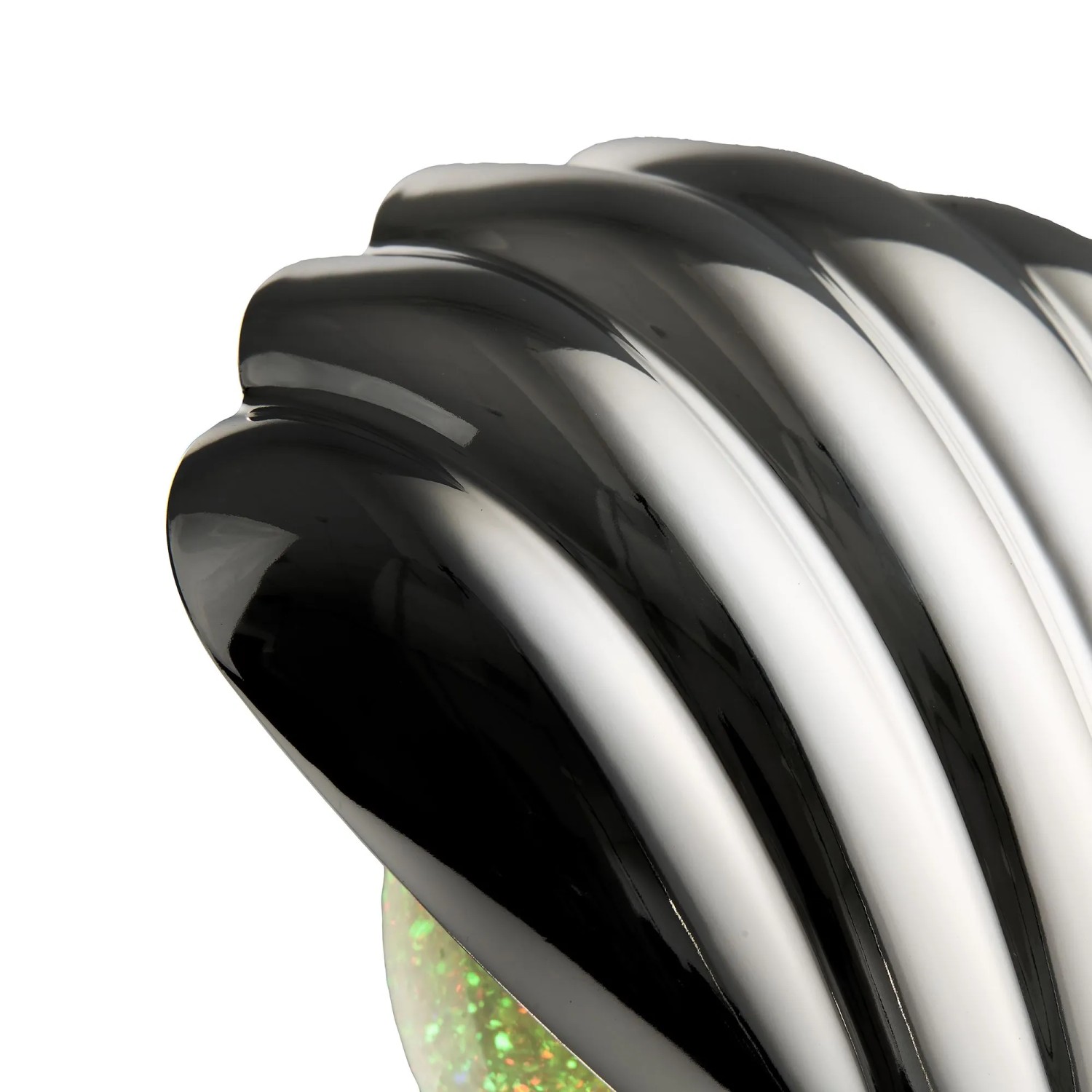 Detailaufnahme: Reality LED Tischleuchte Shelly in Muschelform mit glitzernder LED-Kugel.