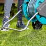 Gardena CleverRoll M Schlauchwagen mit Schlauch auf Rasen, mobil und standsicher.