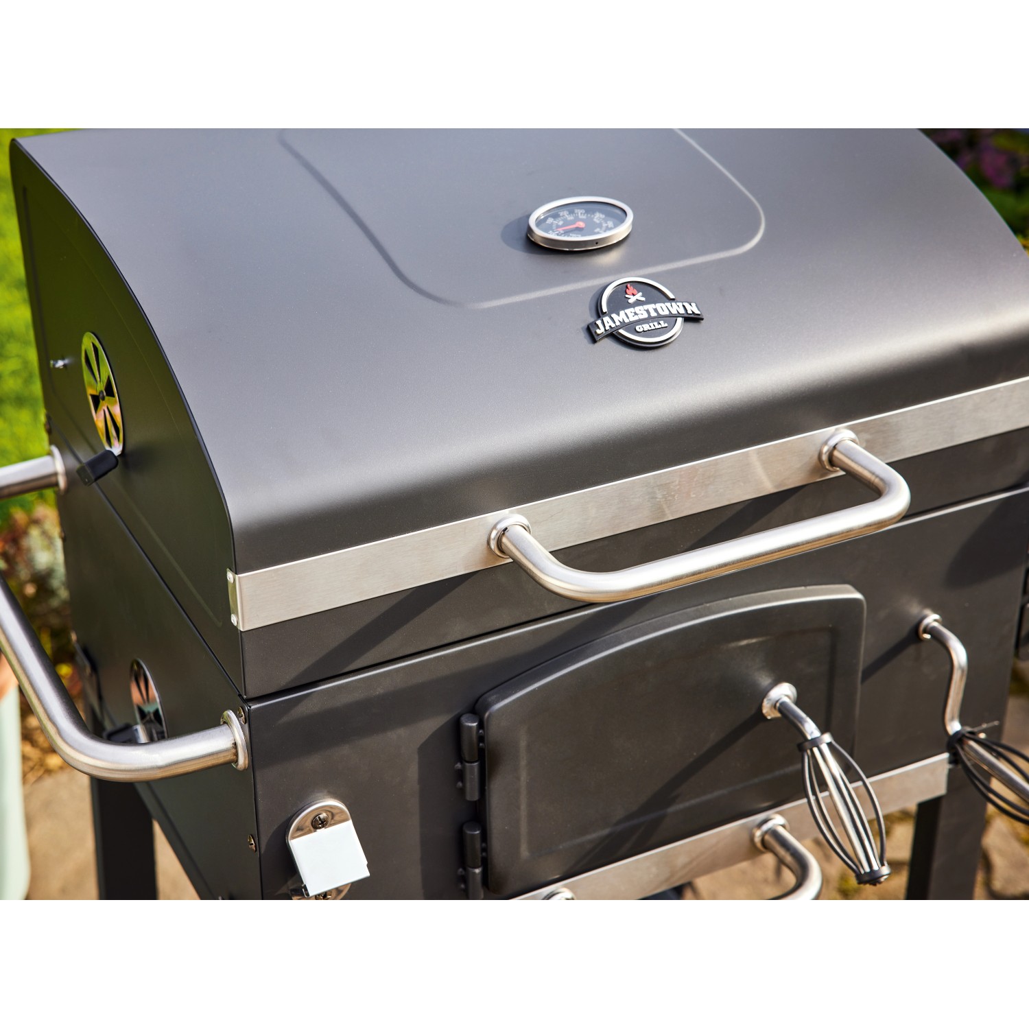 Jamestown Holzkohlegrillwagen Jaxon, Detailansicht von Deckel und Kohleklappe.