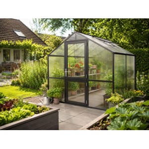 KGT Gewächshaus Rose Anthrazitgrau im Garten. Begehbares Gewächshaus mit Satteldach, Tür und Dachfenster.