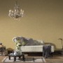 A.S. Création Vliestapete Romantico Uni Gold an Wand im Landhausstil mit Sofa und Deko.