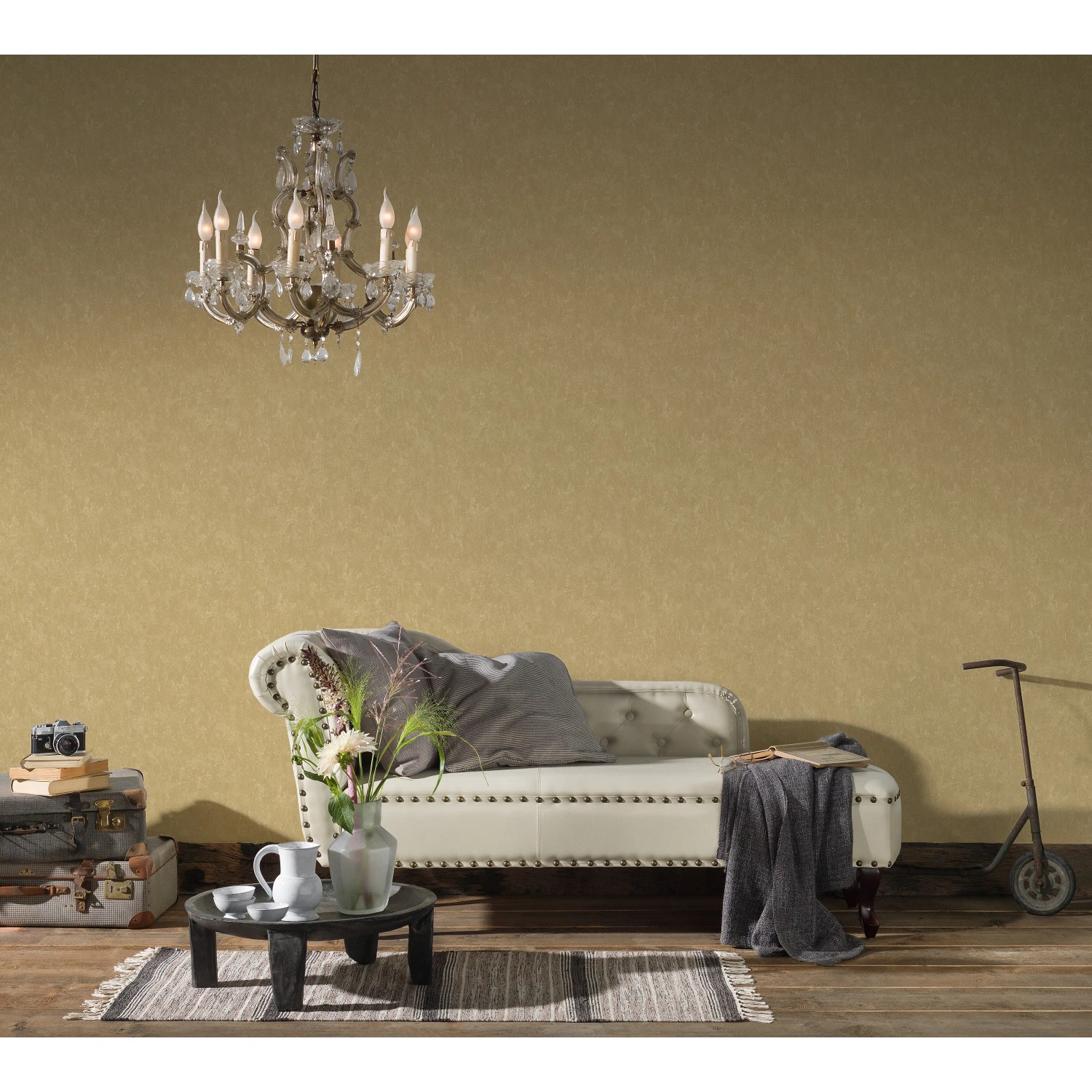 A.S. Création Vliestapete Romantico Uni Gold an Wand im Landhausstil mit Sofa und Deko.